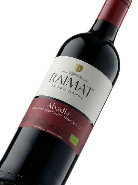 Primer plano de la etiqueta del vino tinto Raimat Abadia, elaborado con Cabernet Sauvignon y Tempranillo, D.O. Costers del Segre.