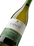Primer plano de la etiqueta del vino blanco ecológico Raimat Chardonnay, D.O. Costers del Segre.