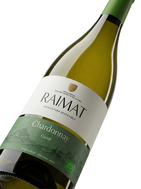Primer plano de la etiqueta del vino blanco ecológico Raimat Chardonnay, D.O. Costers del Segre.