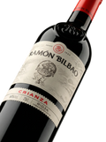 Primer plano de la etiqueta del vino tinto Ramón Bilbao Crianza, D.O.C.a. Rioja.