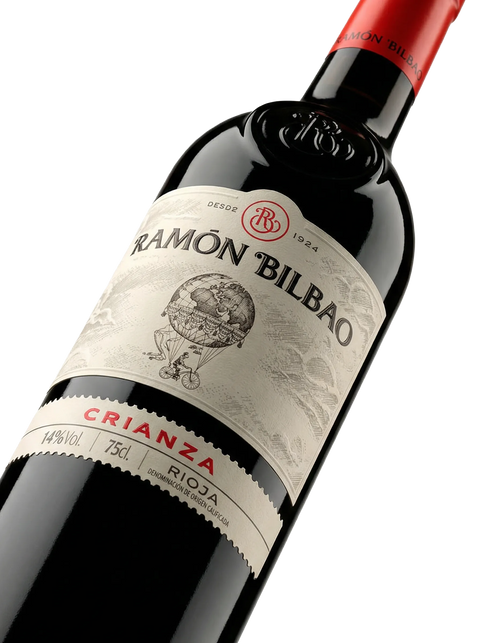 Primer plano de la etiqueta del vino tinto Ramón Bilbao Crianza, D.O.C.a. Rioja.