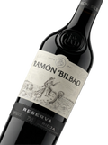 Primer plano de la etiqueta del vino tinto Ramón Bilbao Reserva, D.O.C.a. Rioja.
