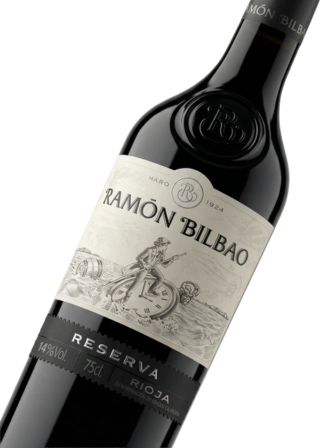 Primer plano de la etiqueta del vino tinto Ramón Bilbao Reserva, D.O.C.a. Rioja.