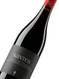 Primer plano de la etiqueta del vino tinto Santes, D.O. Montsant.