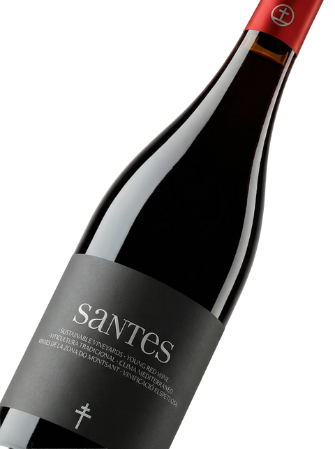 Primer plano de la etiqueta del vino tinto Santes, D.O. Montsant.