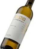 Primer plano de la etiqueta del vino blanco Solstici de Giró Ribot, elaborado con Xarel·lo y Chardonnay, D.O. Penedès.