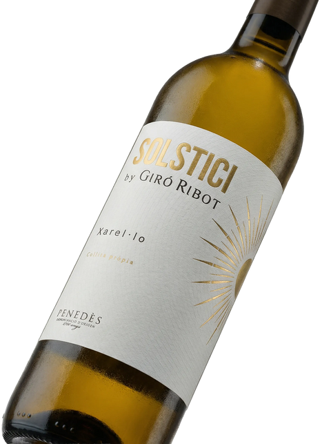 Primer plano de la etiqueta del vino blanco Solstici de Giró Ribot, elaborado con Xarel·lo y Chardonnay, D.O. Penedès.