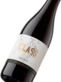 Primer plano de la botella de vino tinto AJV Class.