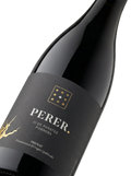 Primer plano de la botella de vino tinto AJV Perer.