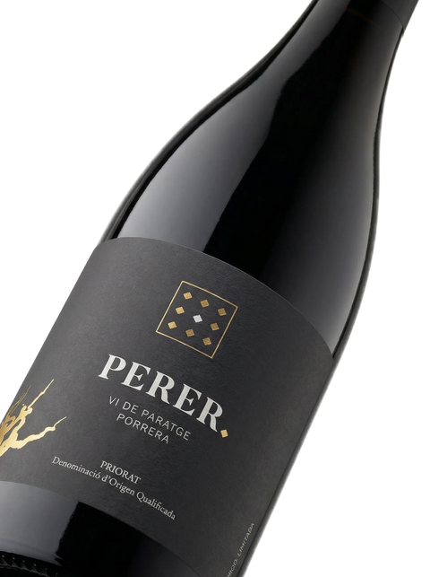 Primer plano de la botella de vino tinto AJV Perer.