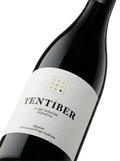 Primer plano de la botella de vino tinto AJV Tentiber Paratge.