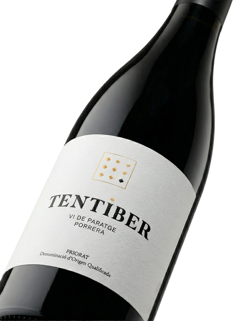 Primer plano de la botella de vino tinto AJV Tentiber Paratge.