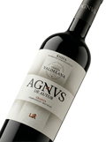 Primer plano de la botella de vino tinto Agnus de Autor Crianza.
