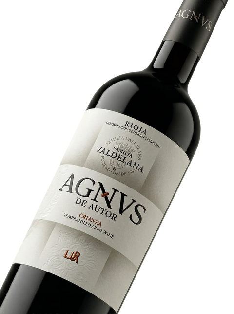 Primer plano de la botella de vino tinto Agnus de Autor Crianza.