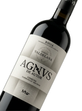 Primer plano de la botella de vino tinto Agnus de Autor Joven.