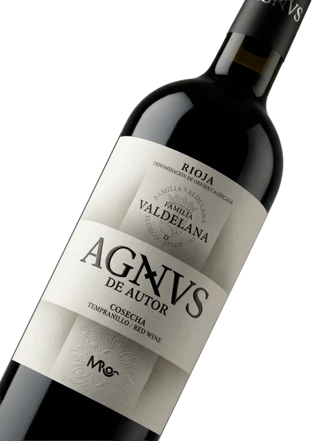 Primer plano de la botella de vino tinto Agnus de Autor Joven.