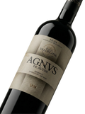 Primer plano de la botella de vino tinto Agnus de Autor Reserva.