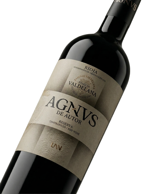 Primer plano de la botella de vino tinto Agnus de Autor Reserva.