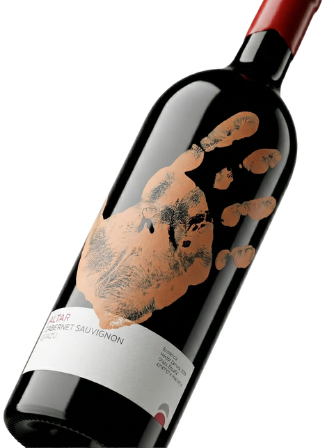 Primer plano de la botella de vino tinto premium Altar de Otazu.