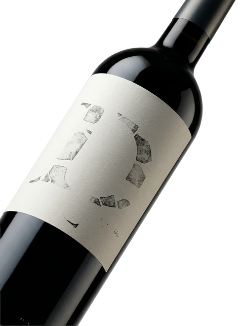 Primer plano de la botella de vino tinto Altavins Domus Pensi.