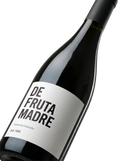 Primer plano de la botella de vino tinto De Fruta Madre.