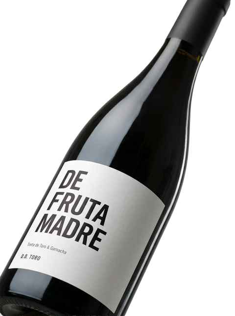 Primer plano de la botella de vino tinto De Fruta Madre.