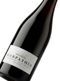Primer plano de la botella de vino tinto Dosterras Carpathia.