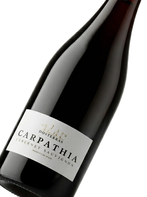 Primer plano de la botella de vino tinto Dosterras Carpathia.