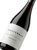 Primer plano de la botella de vino tinto Dosterras Garnatxa.