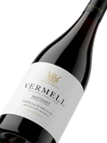 Primer plano de la botella de vino tinto Dosterras Vermell.