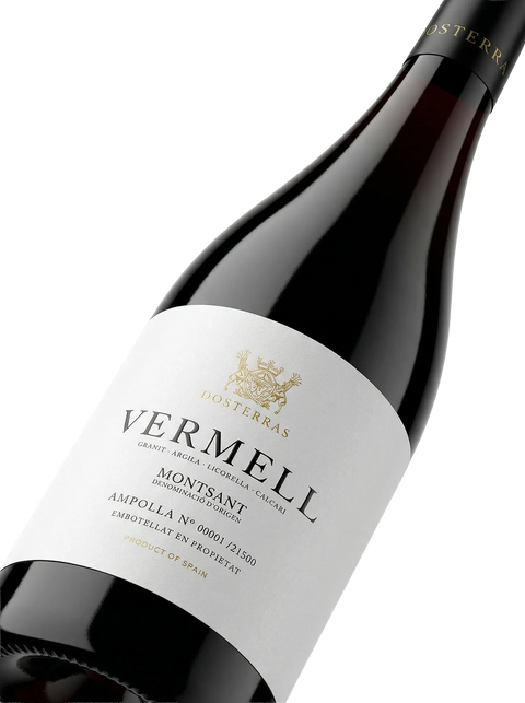 Primer plano de la botella de vino tinto Dosterras Vermell.