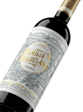 Primer plano de la botella de vino tinto Familia Valdelana Crianza.