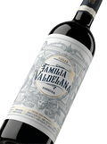 Primer plano de la botella de vino tinto Familia Valdelana Joven.