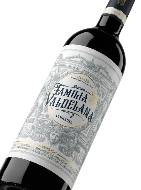 Primer plano de la botella de vino tinto Familia Valdelana Joven.