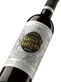Primer plano de la botella de vino tinto Familia Valdelana Reserva.