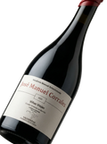 Primer plano de la botella de vino tinto de autor José Manuel Corrales.