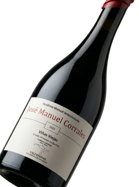 Primer plano de la botella de vino tinto de autor José Manuel Corrales.