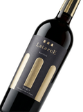 Primer plano de la botella de vino tinto Latarce Barrica.