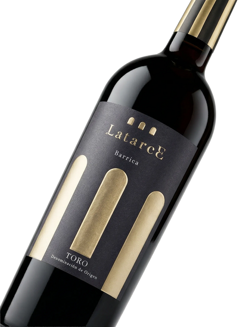 Primer plano de la botella de vino tinto Latarce Barrica.