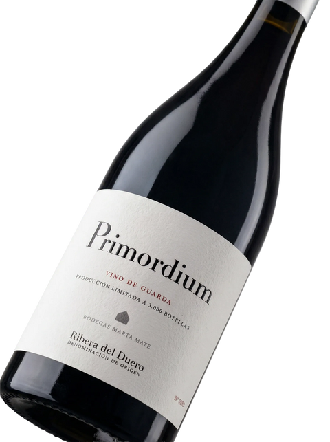rimer plano de la botella de vino tinto Marta Maté Primordium