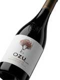 Primer plano de la botella de vino tinto Ozu by Otazu Premium Cuvée.