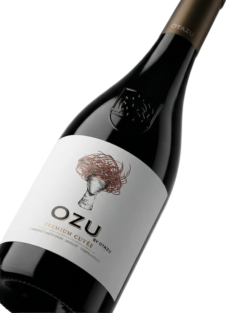 Primer plano de la botella de vino tinto Ozu by Otazu Premium Cuvée.