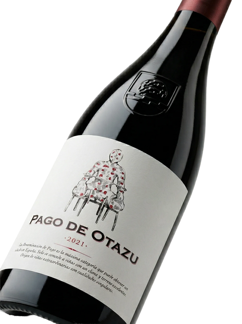 Primer plano de la botella de vino tinto Pago de Otazu 2021.