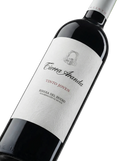 Primer plano de la botella de vino tinto Tierra Aranda Joven.