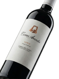 Primer plano de la botella de vino tinto Tierra Aranda Roble.