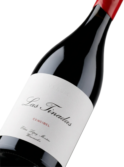 Primer plano de la botella de vino tinto Verum Las Tinadas Cencibel.