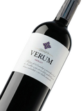Primer plano de la botella de vino tinto Verum Merlot.