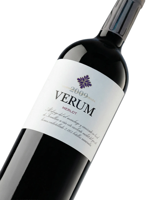 Primer plano de la botella de vino tinto Verum Merlot.