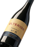 Primer plano de la botella de vino tinto Verum Ulterior Garnacha.