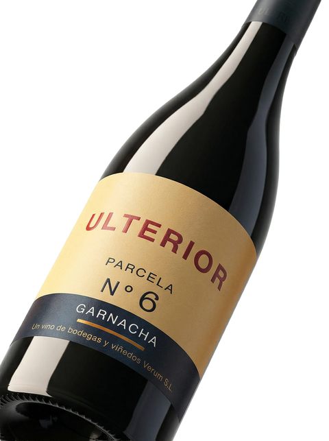 Primer plano de la botella de vino tinto Verum Ulterior Garnacha.